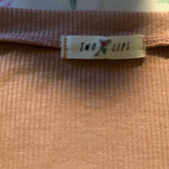 Two lips Womens Top Size Medium With Short Sleevees - Picture 5 of 5